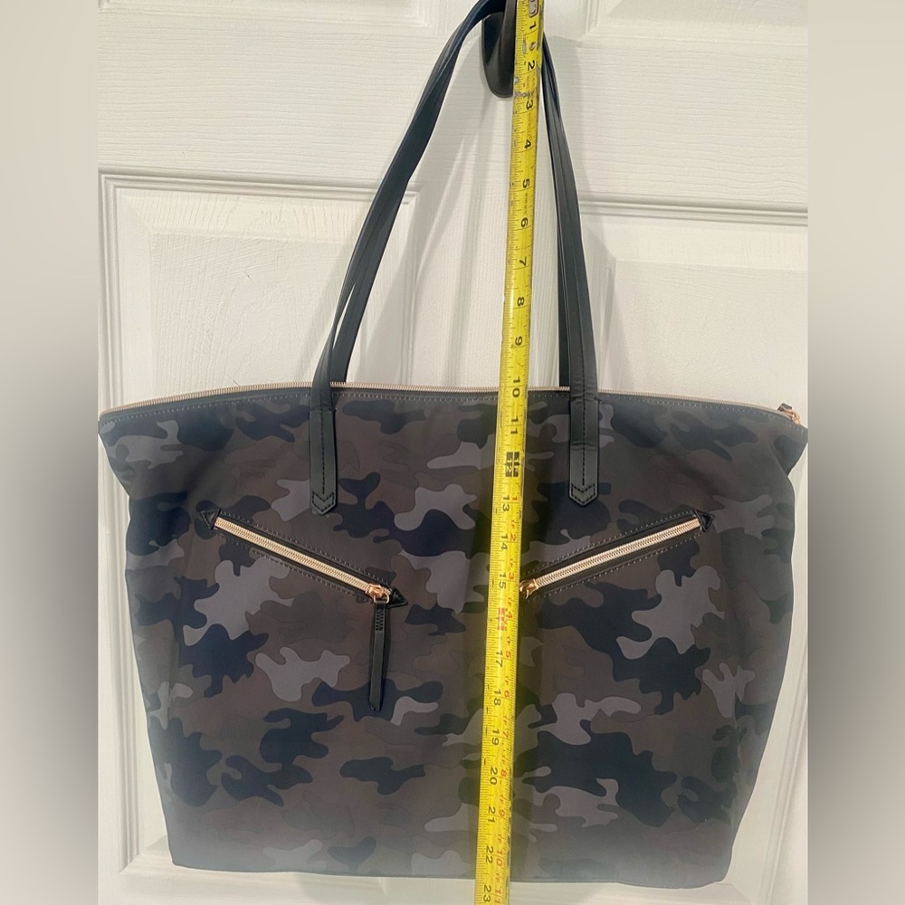 Stella & Dot Lady Boss Camouflage Tote with Laptop Holder - Picture 5 of 14